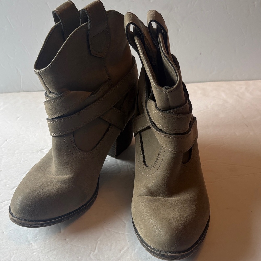 Women’s Rocket Dog, 7.5 Tan Heeled Ankle Boots
